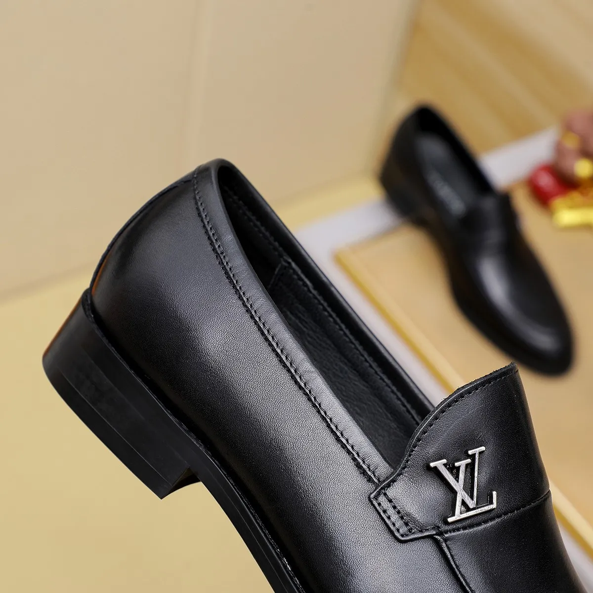 Men's Men's Shoes 💰420 💰[Louis Vuitton] LV high-end business formal leather shoes! ! Luxurious and elegant style, equal emphasis on practicality and style, professional focus on details and quality, counter original 1⃣️: 1⃣️ super accurate reproduction👍🏻! Material: The upper is made of imported original soft 🐂cowhide ➕imported first-layer sheepskin lining. Original anti-slip and wear-resistant outsole! Code number: 39--45, (38.46 custom-made) Large quantities in stock!